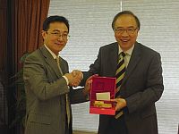 Prof. Jack Cheng (right), PVC of CUHK receives a souvenior from Prof. Zhu Min (left), Vice-President of South China University of Technology.